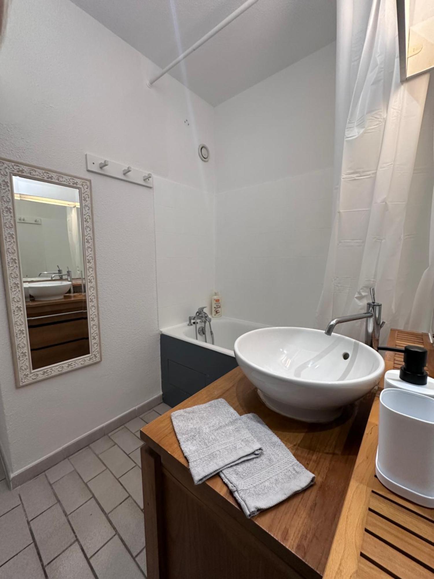 Studio Sur Le Port De Hyeres - A 2Min Des Plages, Clim & Balcon Eksteriør billede
