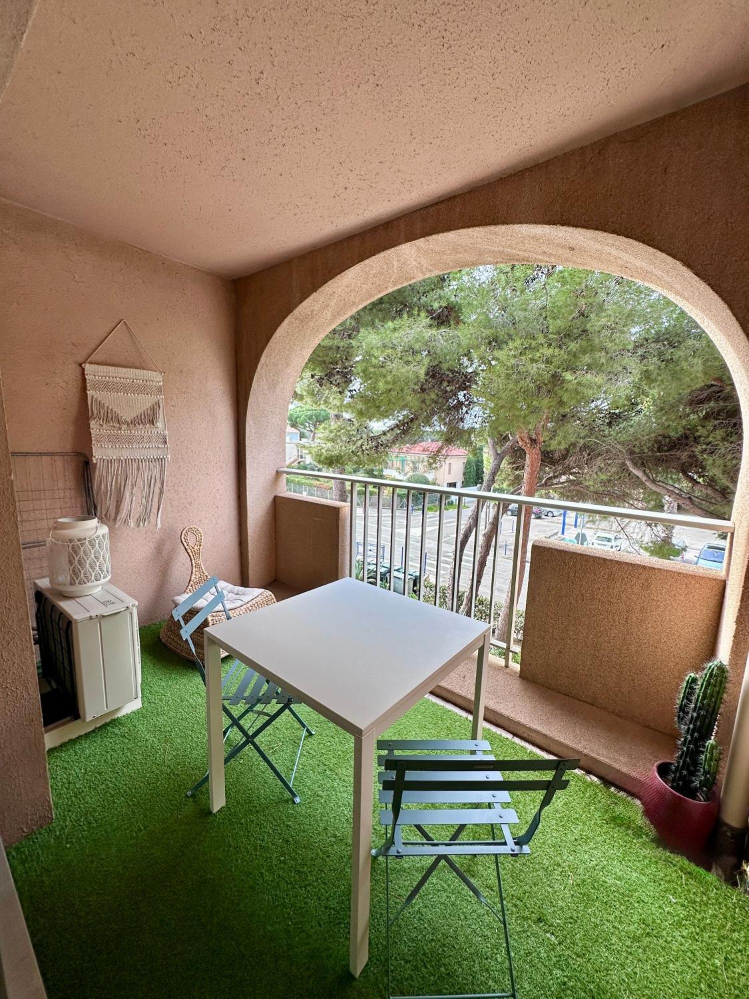 Studio Sur Le Port De Hyeres - A 2Min Des Plages, Clim & Balcon Eksteriør billede